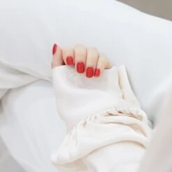 Real Red -Nail Polish Store ZMC024 RealRed Lifestyle2 FINAL