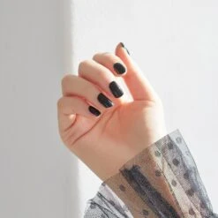 Real Black -Nail Polish Store ZMC088 RealBlack Lifestyle2 FINAL fc1b3b17 f1a1 483f 82d2 cdbadd99864f